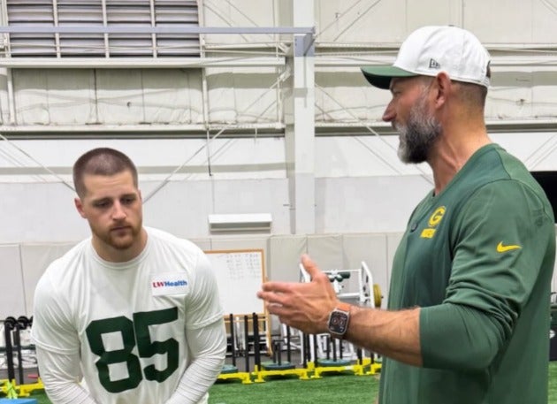 Packers tight end Tucker Kraft and Pro Football Hall of Famer Joe Thomas talked during a practice at the Don Hutson Center in Green Bay.