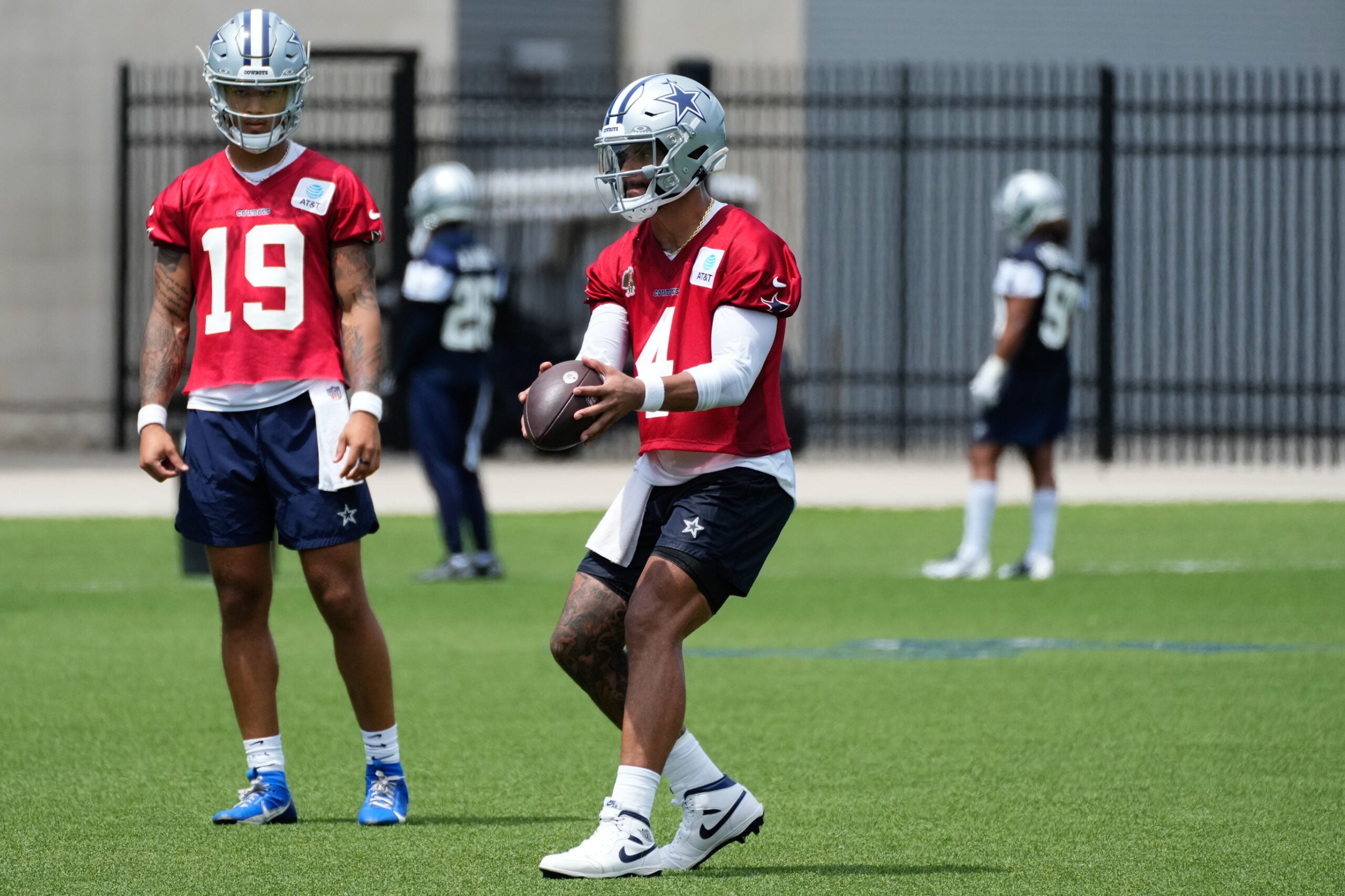 The Cowboys are playing it safe with Dak Prescott, who's dealing with some knee soreness.