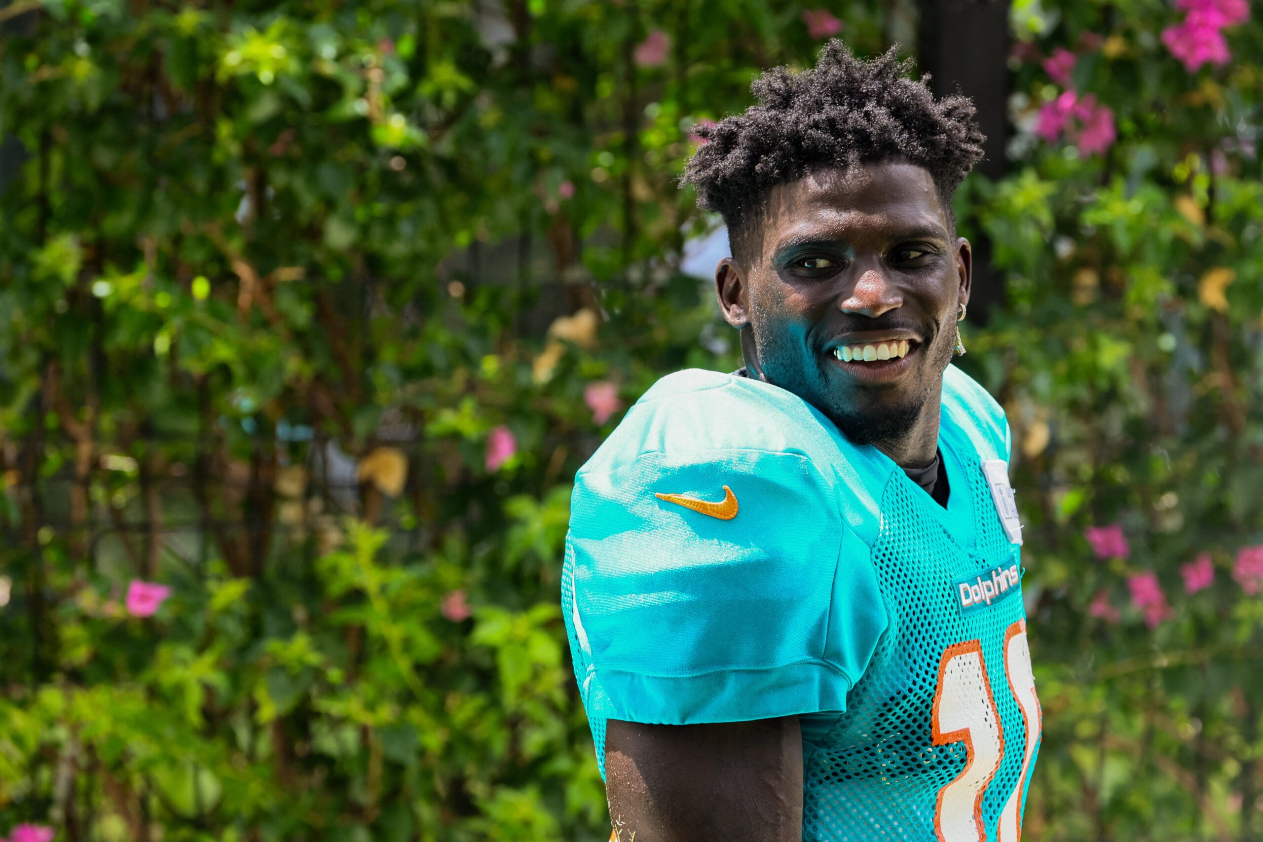 ESPN wants the Commanders to take a shot on Tyreek Hill and it doesn't make sense.