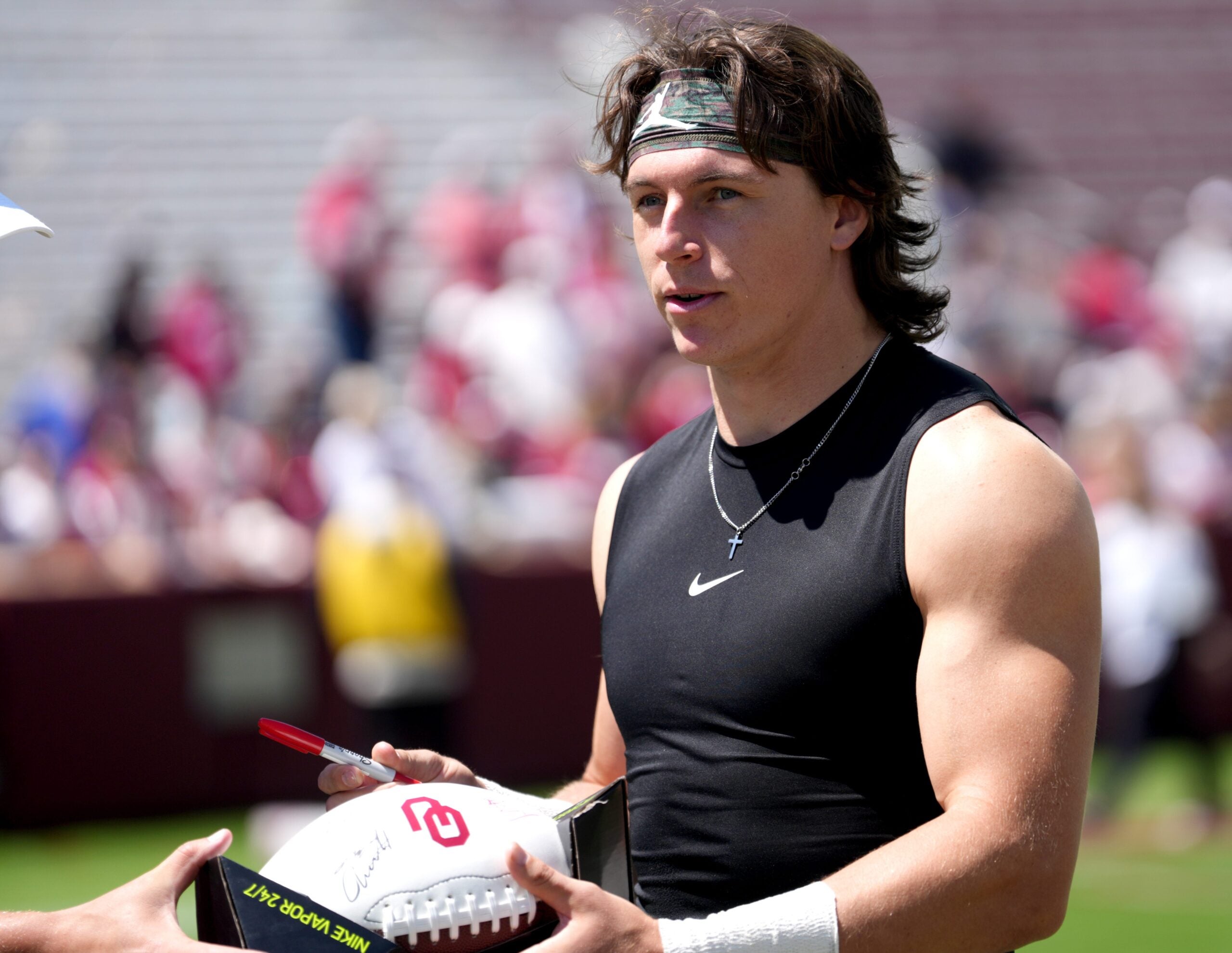 Oklahoma Sooners quarterback John Mateer hand injury