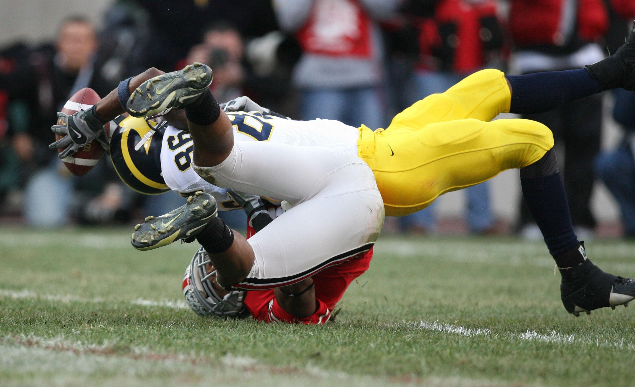 Nov 18, 2006; Columbus, OH, USA; Michigan Wolverines receiver (86) Mario Manningham stretches for the endzone after a catch against Ohio State Buckeyes cornerback (14) Antonio Smith in the first quarter at Ohio Stadium.