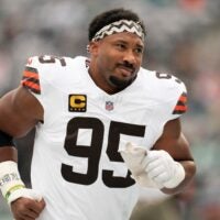 Cleveland Browns defensive end Myles Garrett (95) warms up before an NFL Week 10 game between the New York Jets and the Cleveland Browns at MetLife Stadium on Sunday, Nov. 9, 2025.