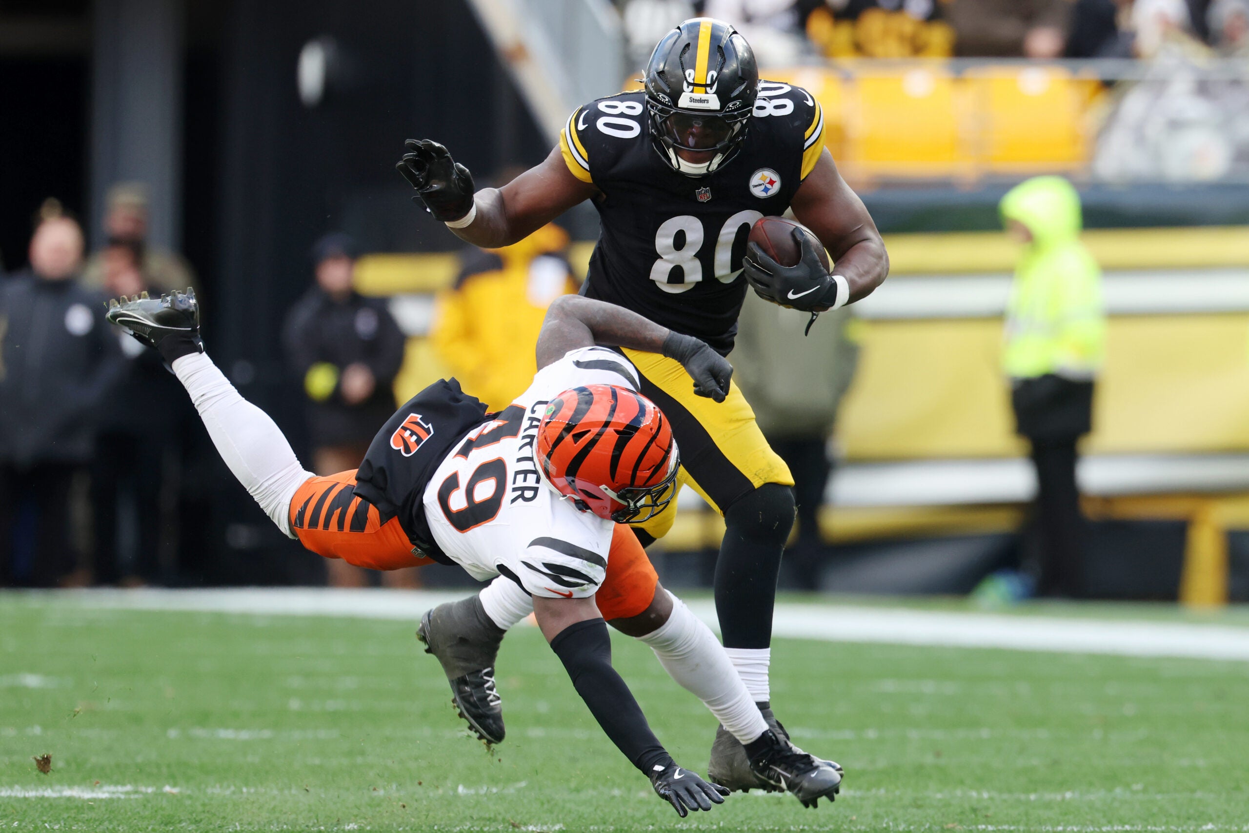Nov 16, 2025; Pittsburgh, Pennsylvania, USA; Pittsburgh Steelers tight end Darnell Washington (80) runs with the ball against Cincinnati Bengals linebacker Barrett Carter (49) during the first half at Acrisure Stadium.