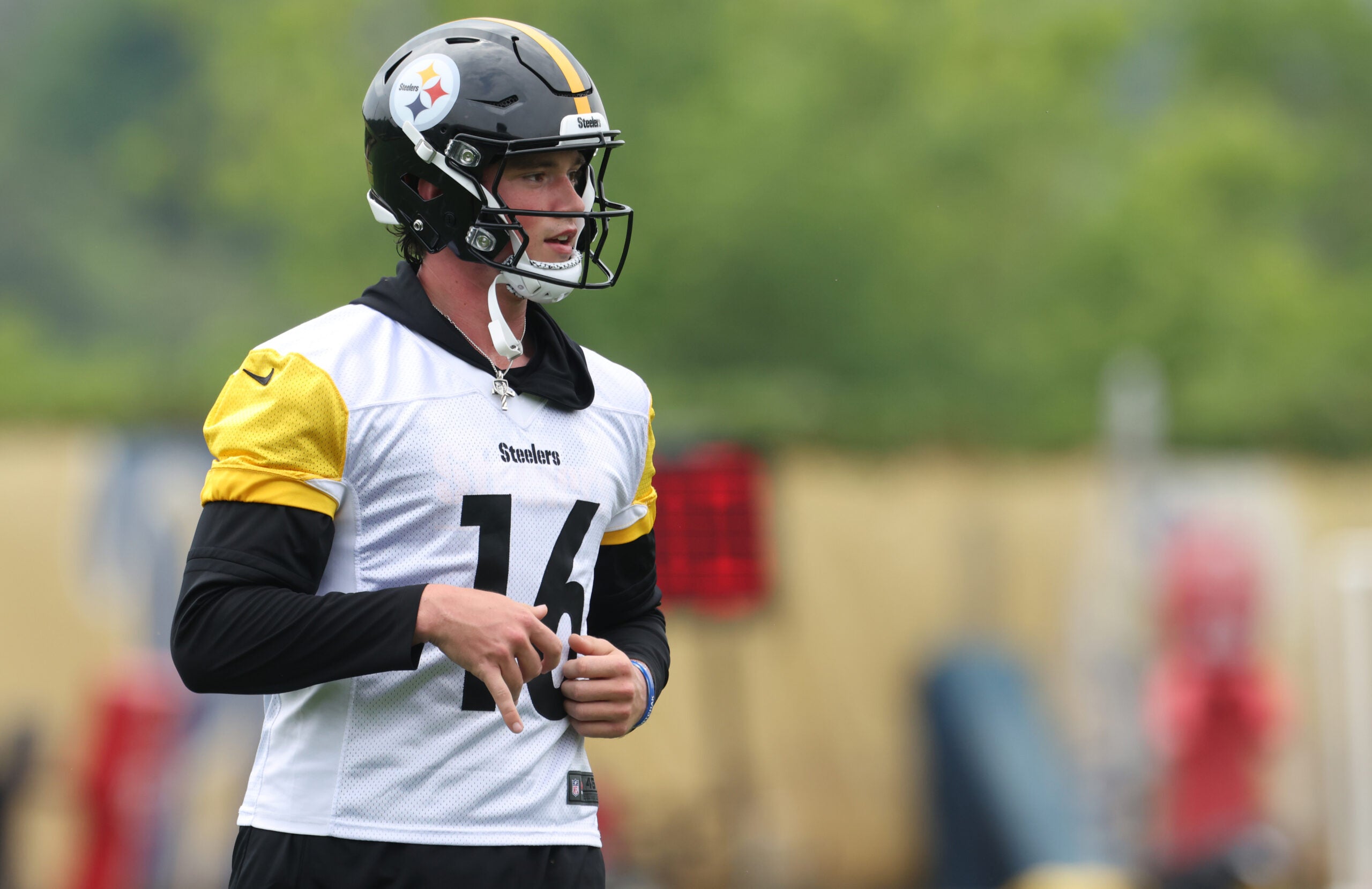 Jun 9, 2026; Pittsburgh, PA, USA; Pittsburgh Steelers quarterback Drew Allar (16) participates in drills during Minicamp at UPMC Rooney Sports Complex.