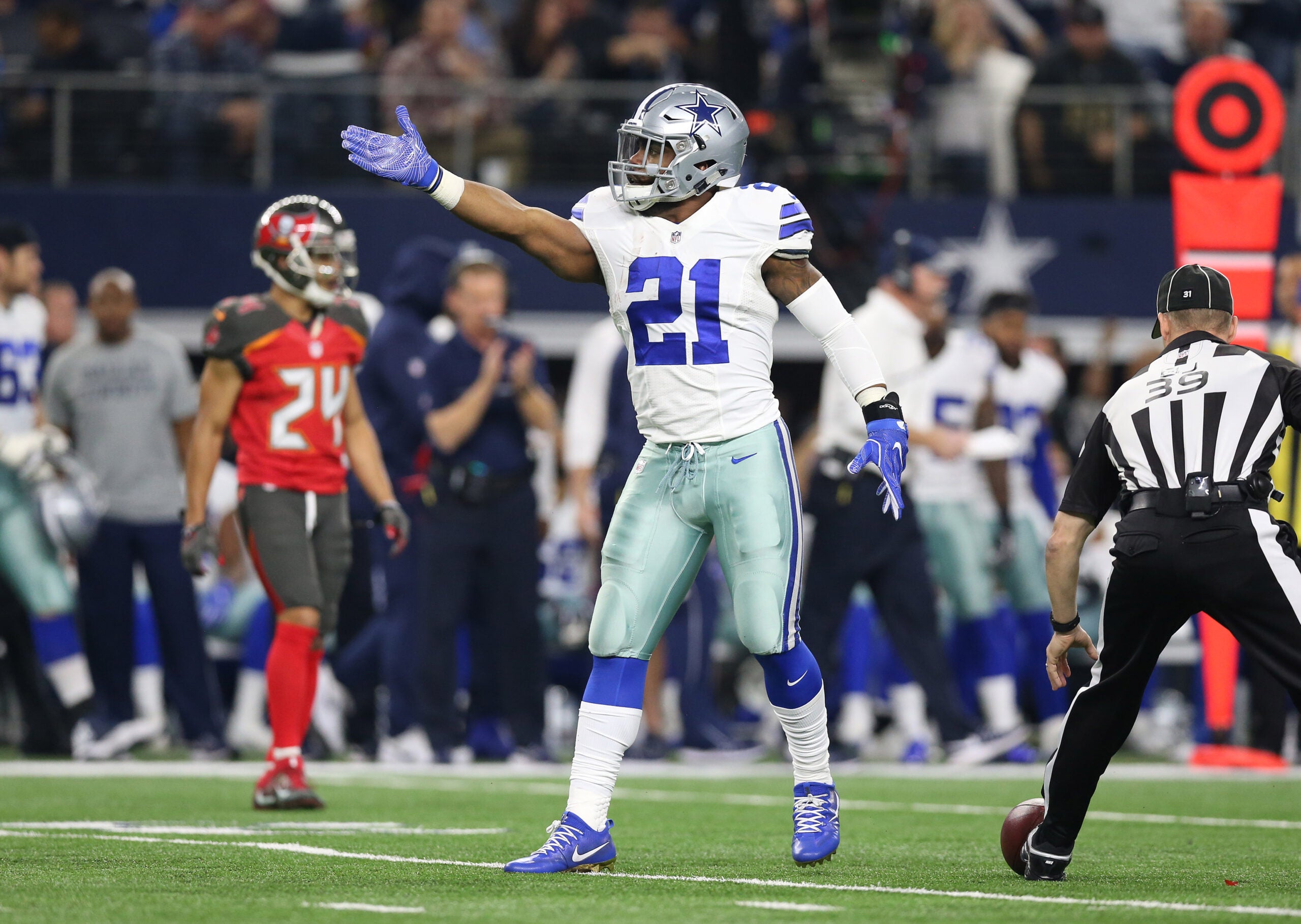 Dec 18, 2016; Arlington, TX, USA; Dallas Cowboys running back Ezekiel Elliott (21) signals first down in the first quarter against the Tampa Bay Buccaneers at AT&T Stadium.