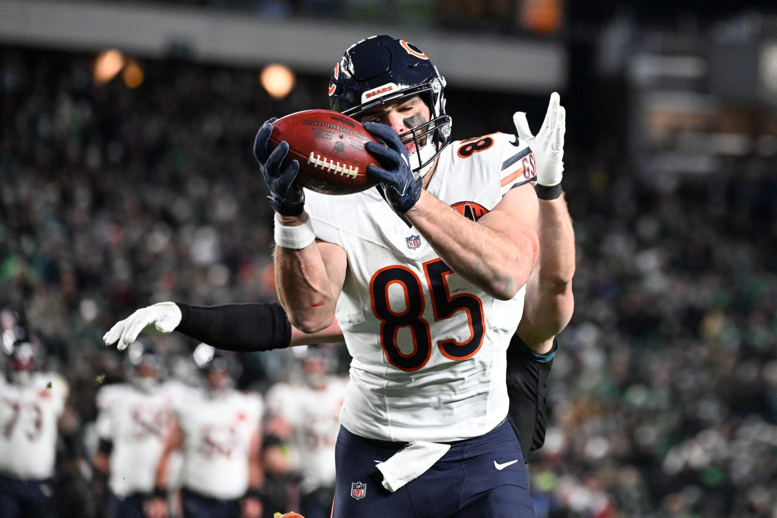 Nov 28, 2025; Philadelphia, Pennsylvania, USA; Chicago Bears tight end Cole Kmet (85) makes a reception for a touchdown against the Philadelphia Eagles during the fourth quarter of the game at Lincoln Financial Field.