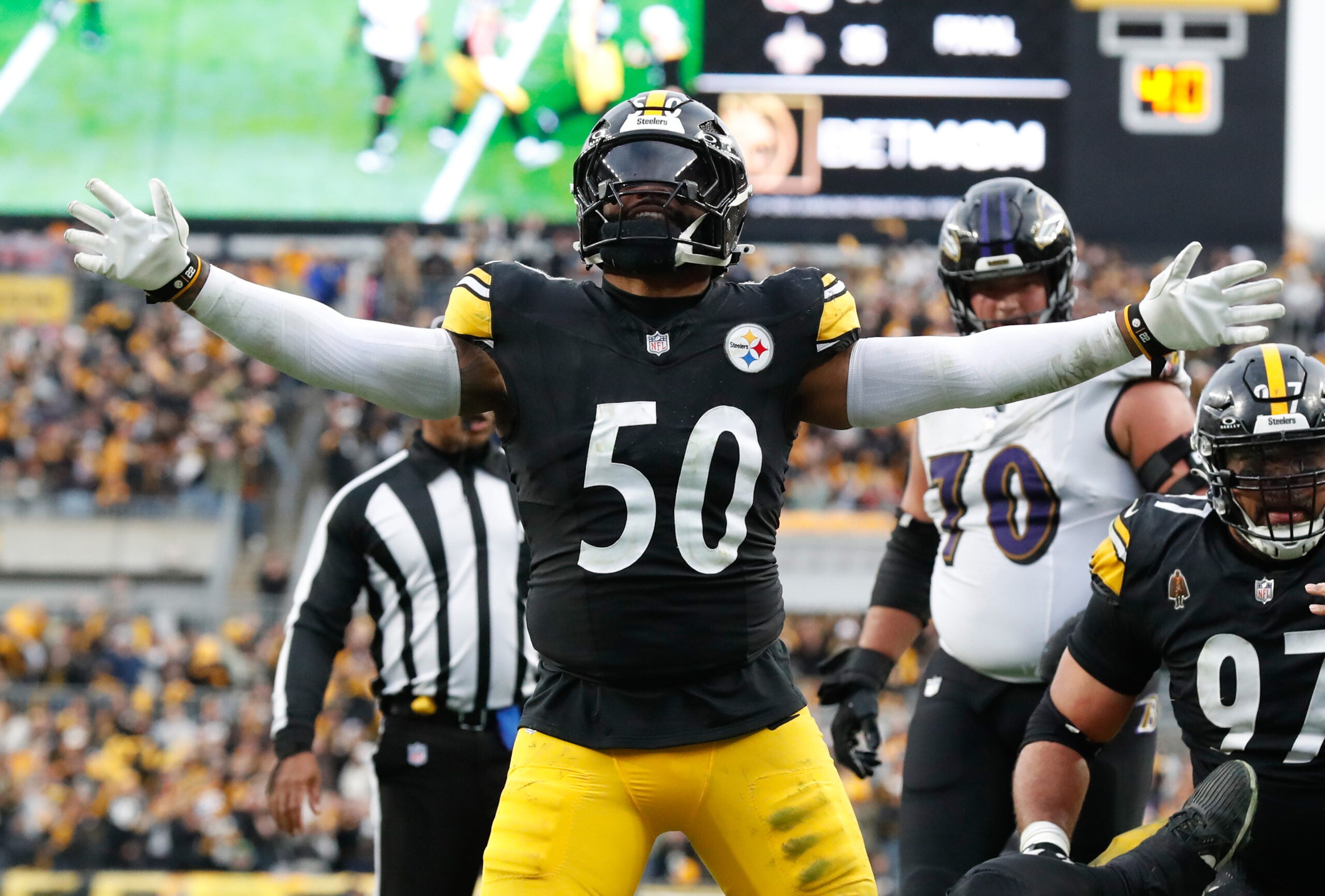 Nov 17, 2024; Pittsburgh, Pennsylvania, USA; Pittsburgh Steelers linebacker Elandon Roberts (50) reacts after stopping the Baltimore Ravens on a two point conversion attempt during the fourth quarter at Acrisure Stadium.