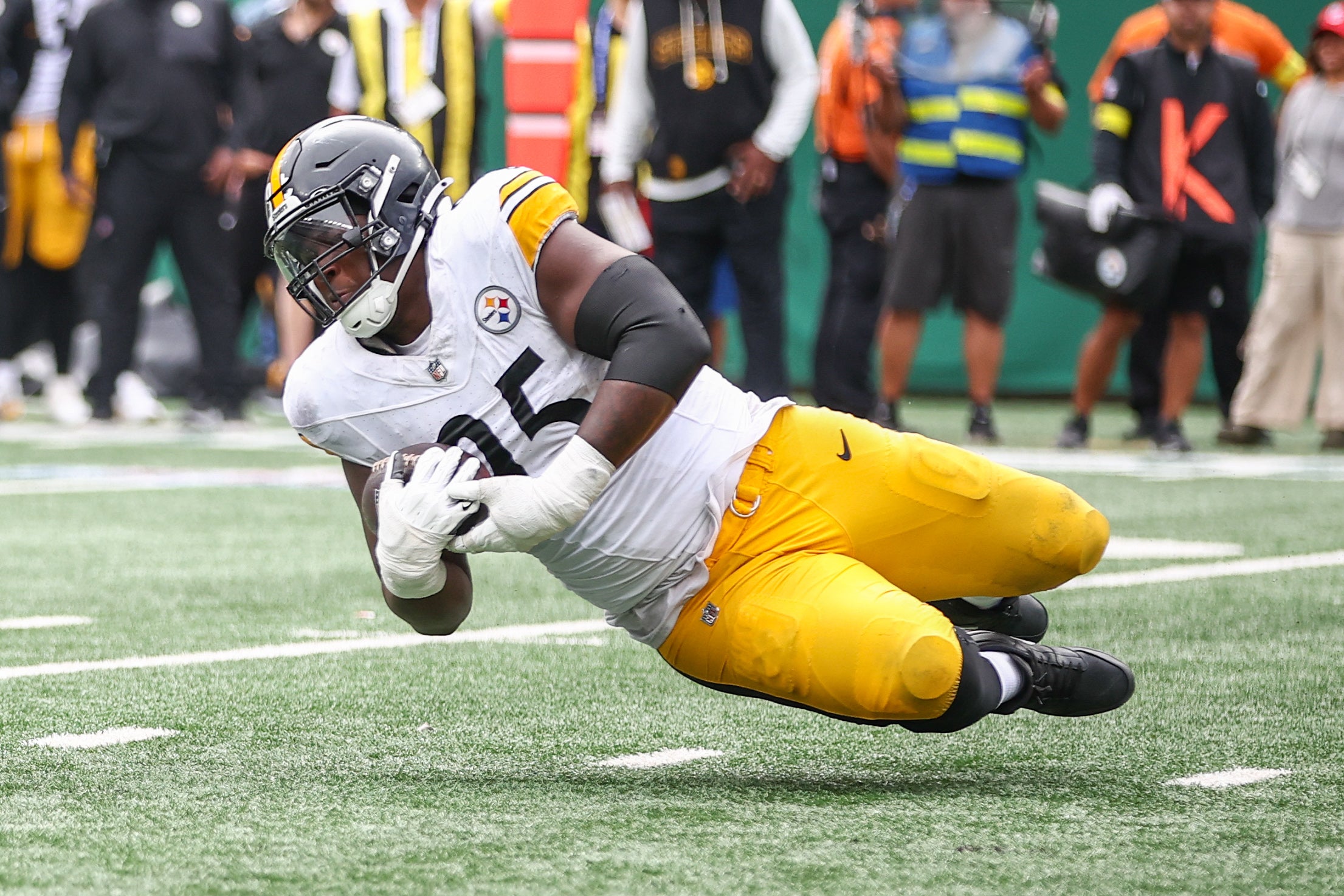 Sep 7, 2025; East Rutherford, New Jersey, USA; Pittsburgh Steelers defensive tackle Keeanu Benton (95) at MetLife Stadium.