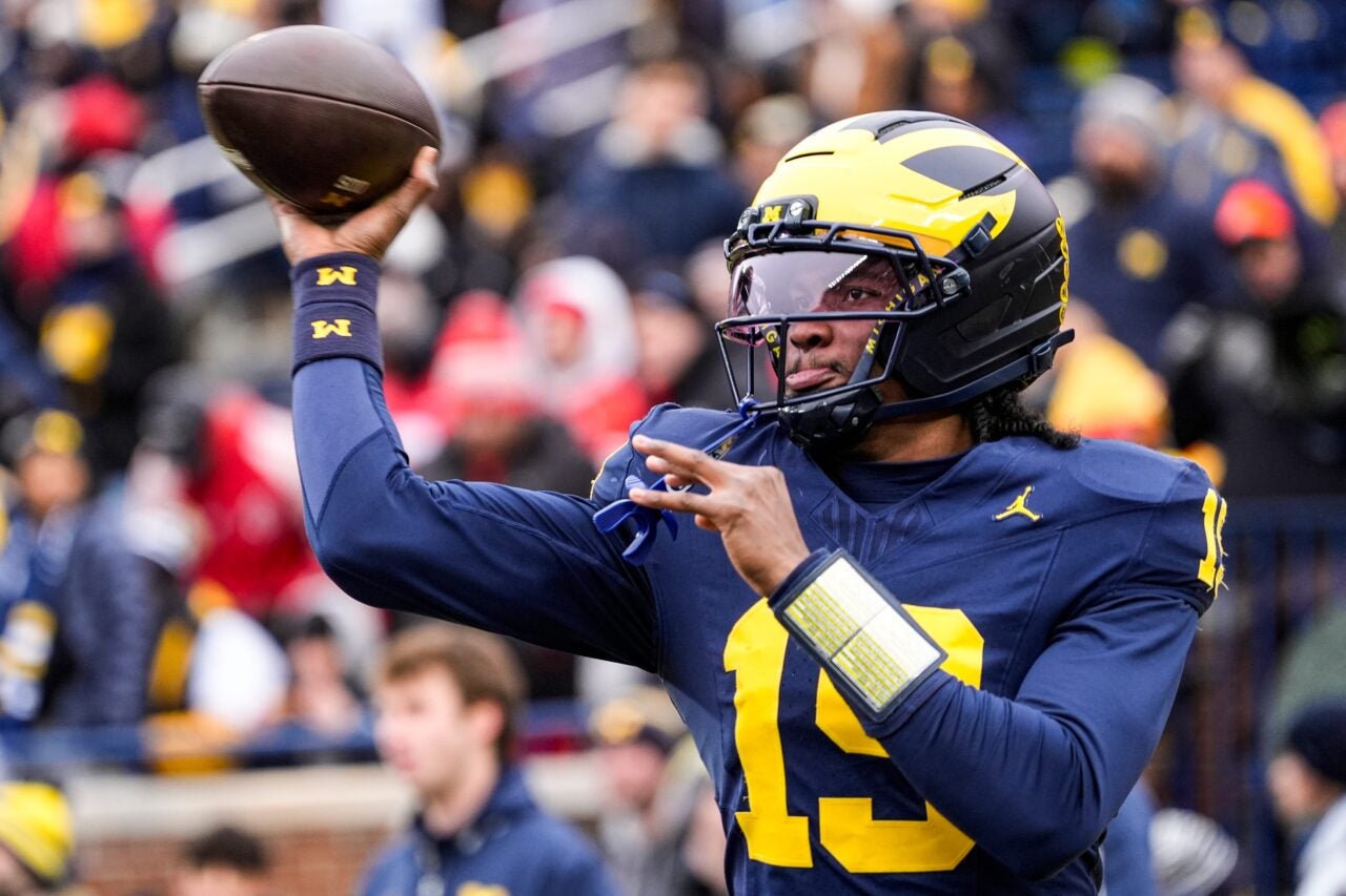 2025-11-29T165152Z_1477030078_MT1USATODAY27701590_RTRMADP_3_MICHIGAN-QUARTERBACK-BRYCE-UNDERWOOD-19-WARMS-UP-AT-1280x853.jpg