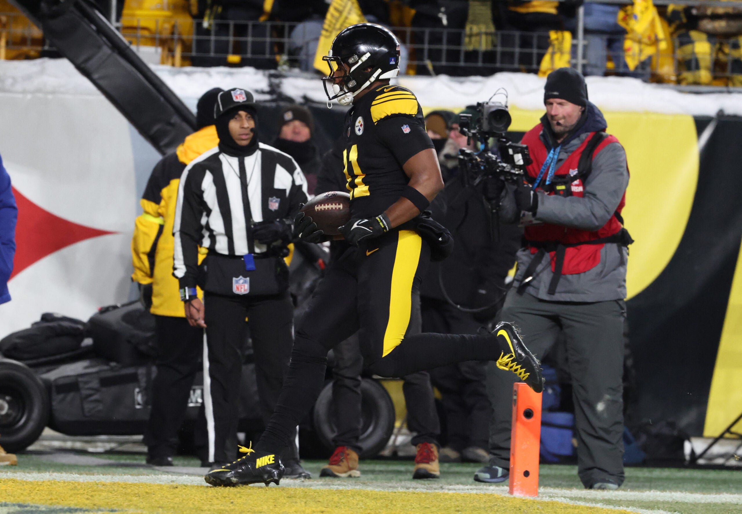 Dec 15, 2025; Pittsburgh, Pennsylvania, USA; Pittsburgh Steelers tight end Jonnu Smith (81) runs the ball for a touchdown in the third quarter against the Miami Dolphins at Acrisure Stadium.