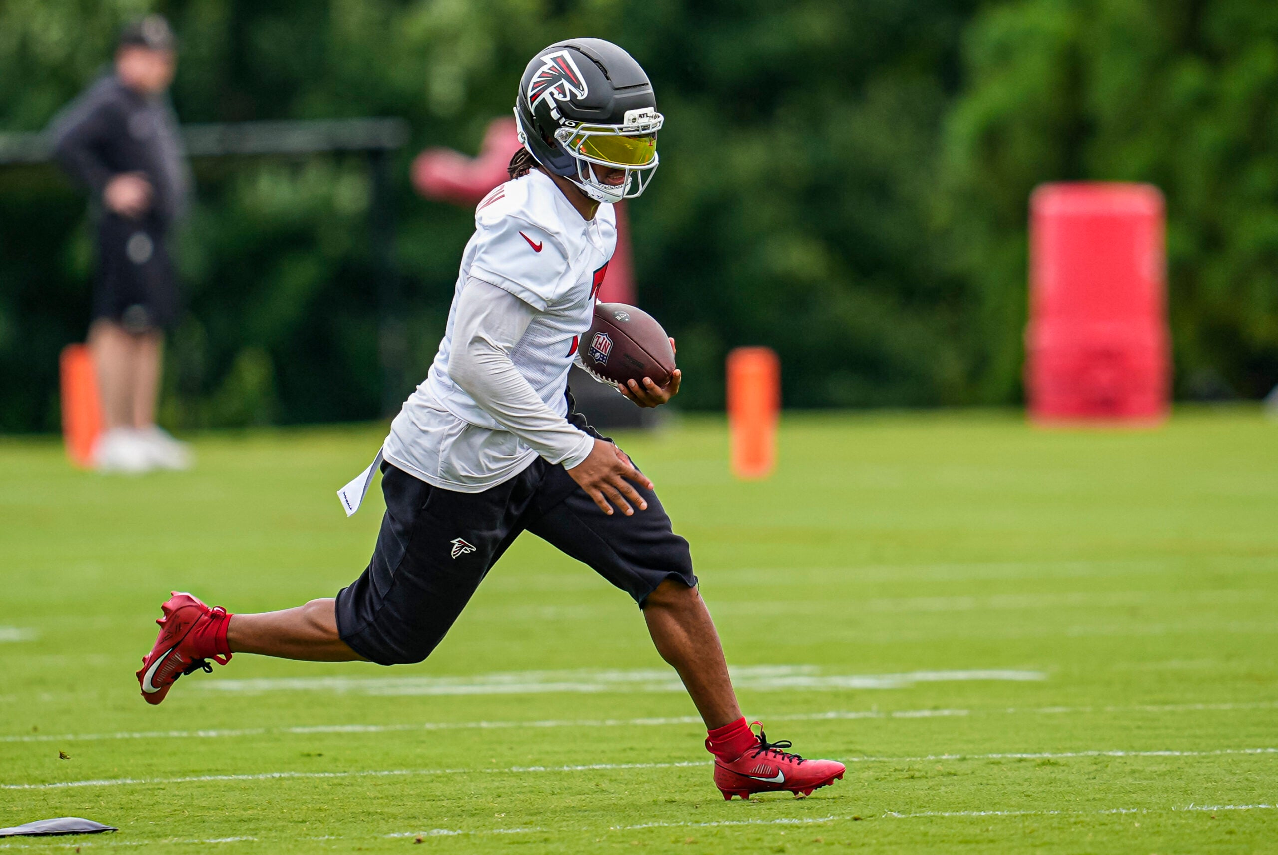 Jun 16, 2026; Atlanta, GA, USA; Atlanta Falcons running back Bijan Robinson (7) runs with the ball on the field during Minicamp.
