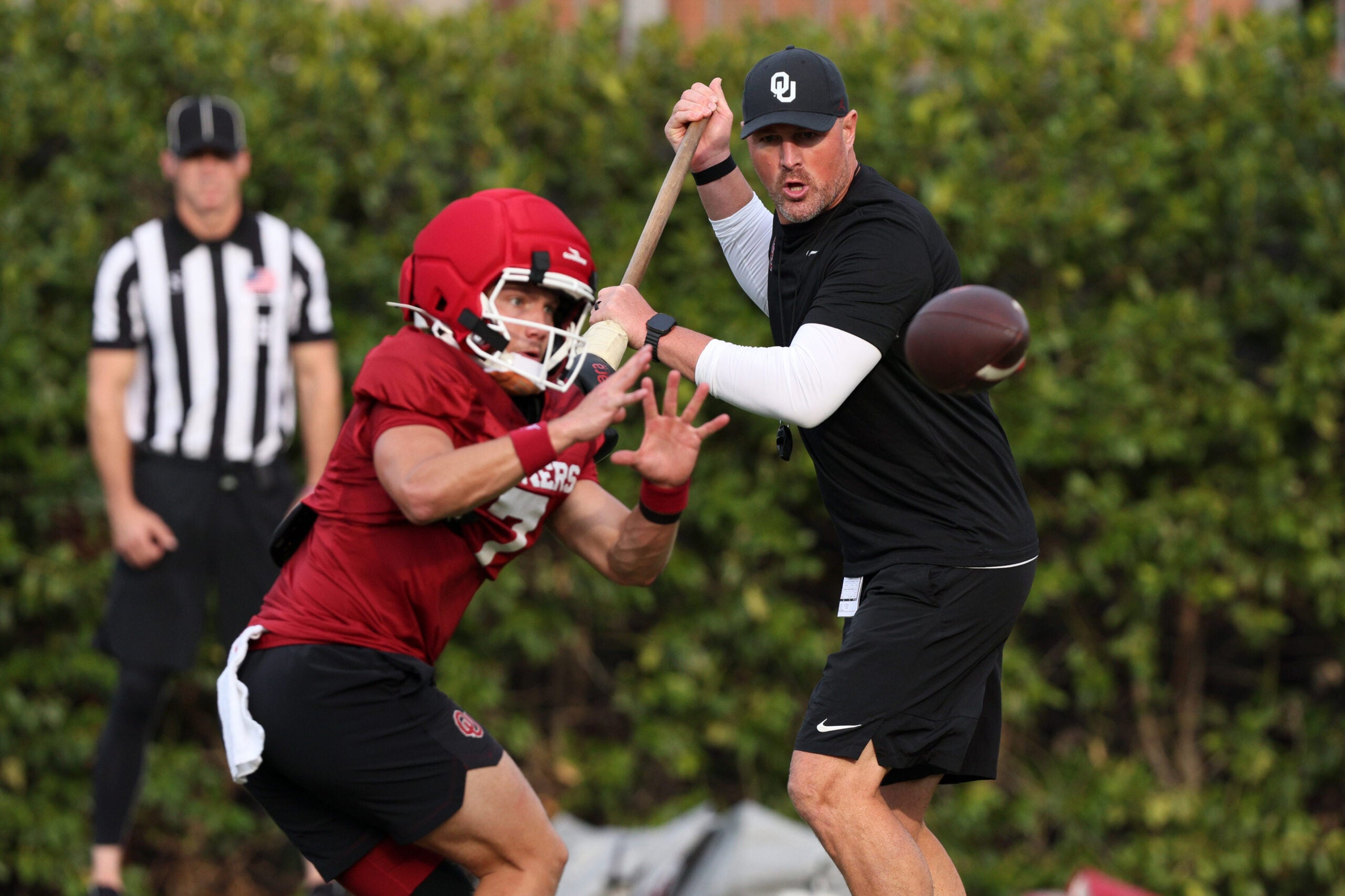 Oklahoma Sooners tight ends coach Jason Witten tight end Seneca Driver