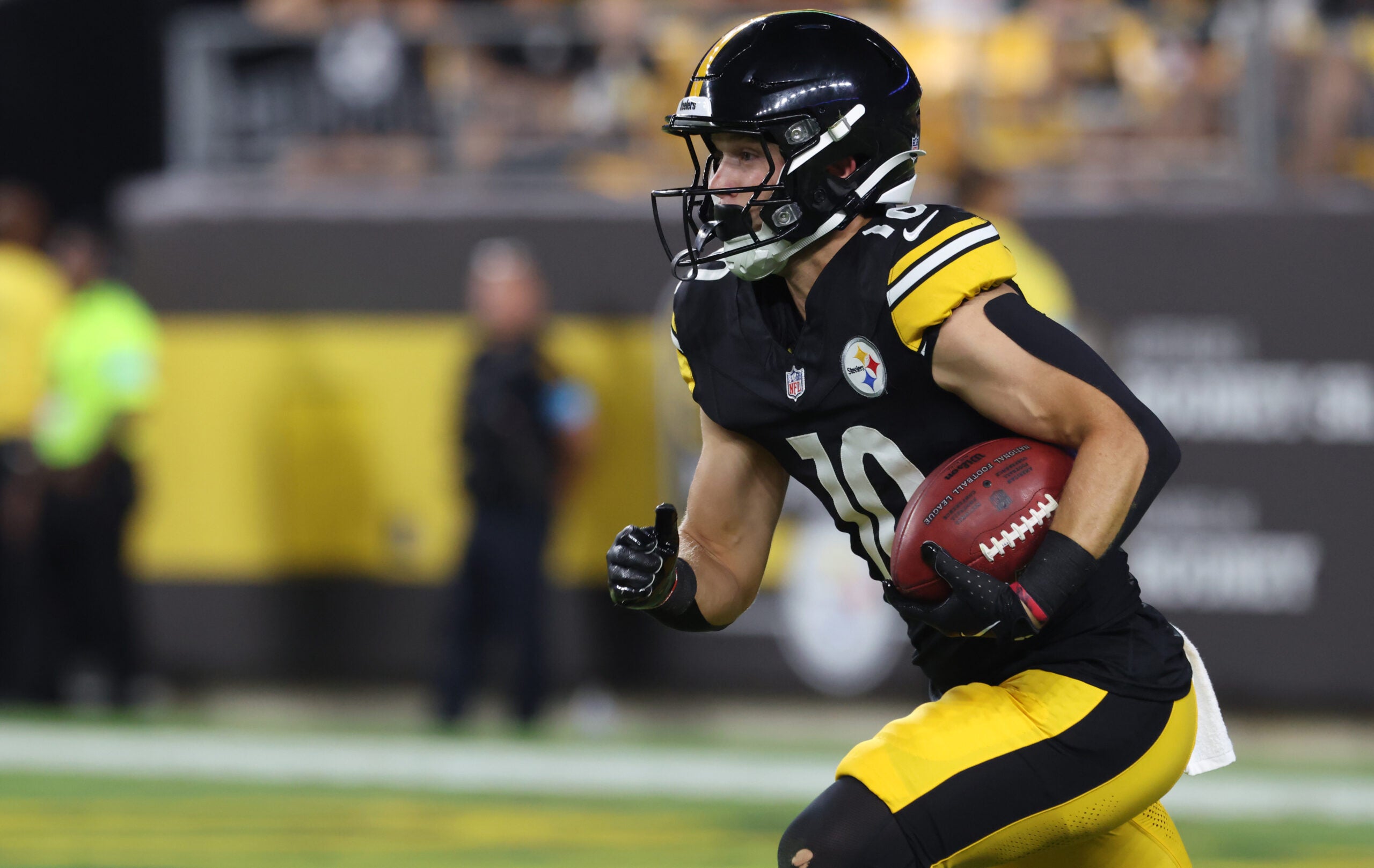 Aug 13, 2026; Pittsburgh, Pennsylvania, USA; Pittsburgh Steelers wide receiver Kaden Wetjen (10) returns a kick-off against the Green Bay Packers during the third quarter at Acrisure Stadium.