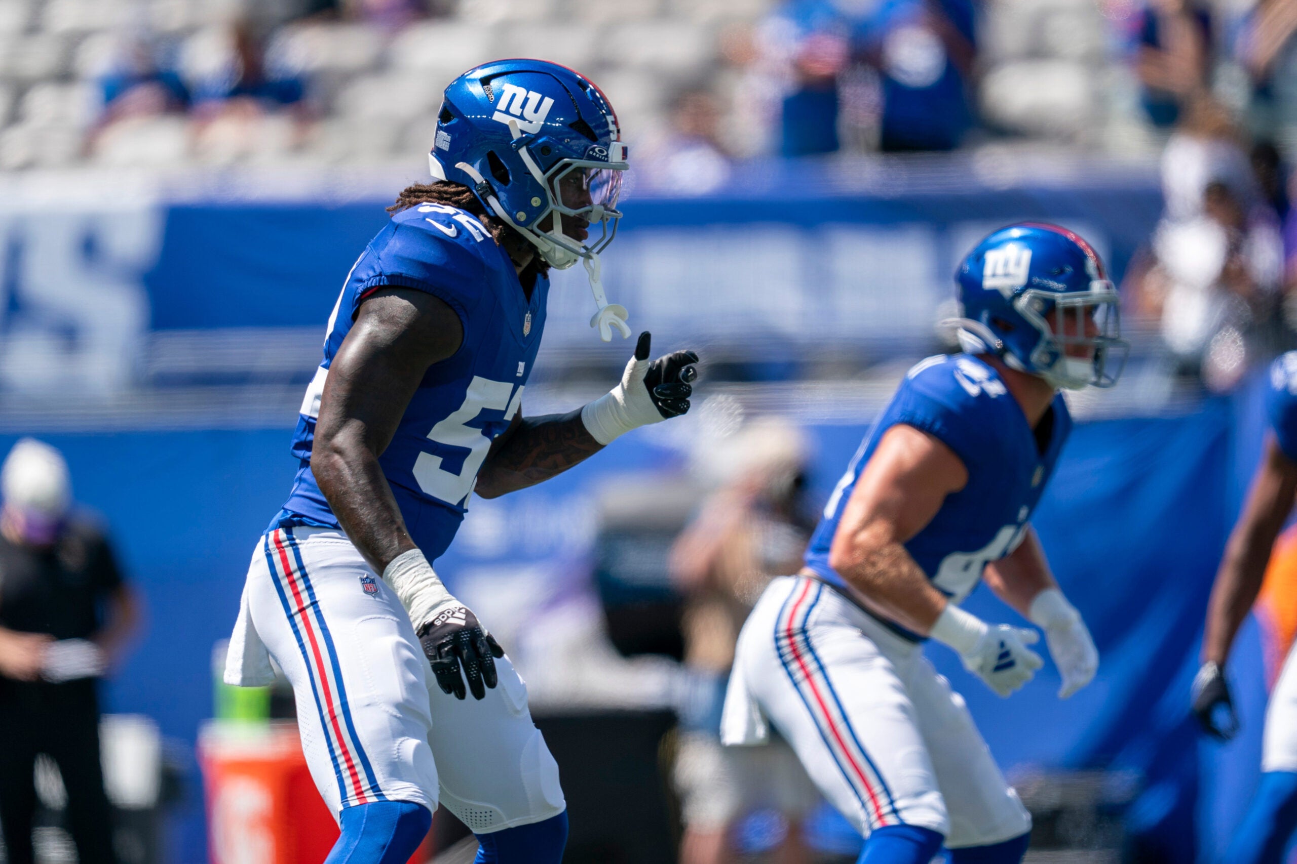 New York Giants line backer Arvell Reese (52) warms up during a preseason opening game between the New York Giants and Minnesota Vikings on Saturday, Aug. 15, 2026, at MetLife Stadium in East Rutherford, NJ.