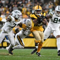 Oct 26, 2025; Pittsburgh, Pennsylvania, USA; Pittsburgh Steelers tight end Jonnu Smith (81) makes a catch against Green Bay Packers linebacker Quay Walker (7) during the second quarter at Acrisure Stadium.