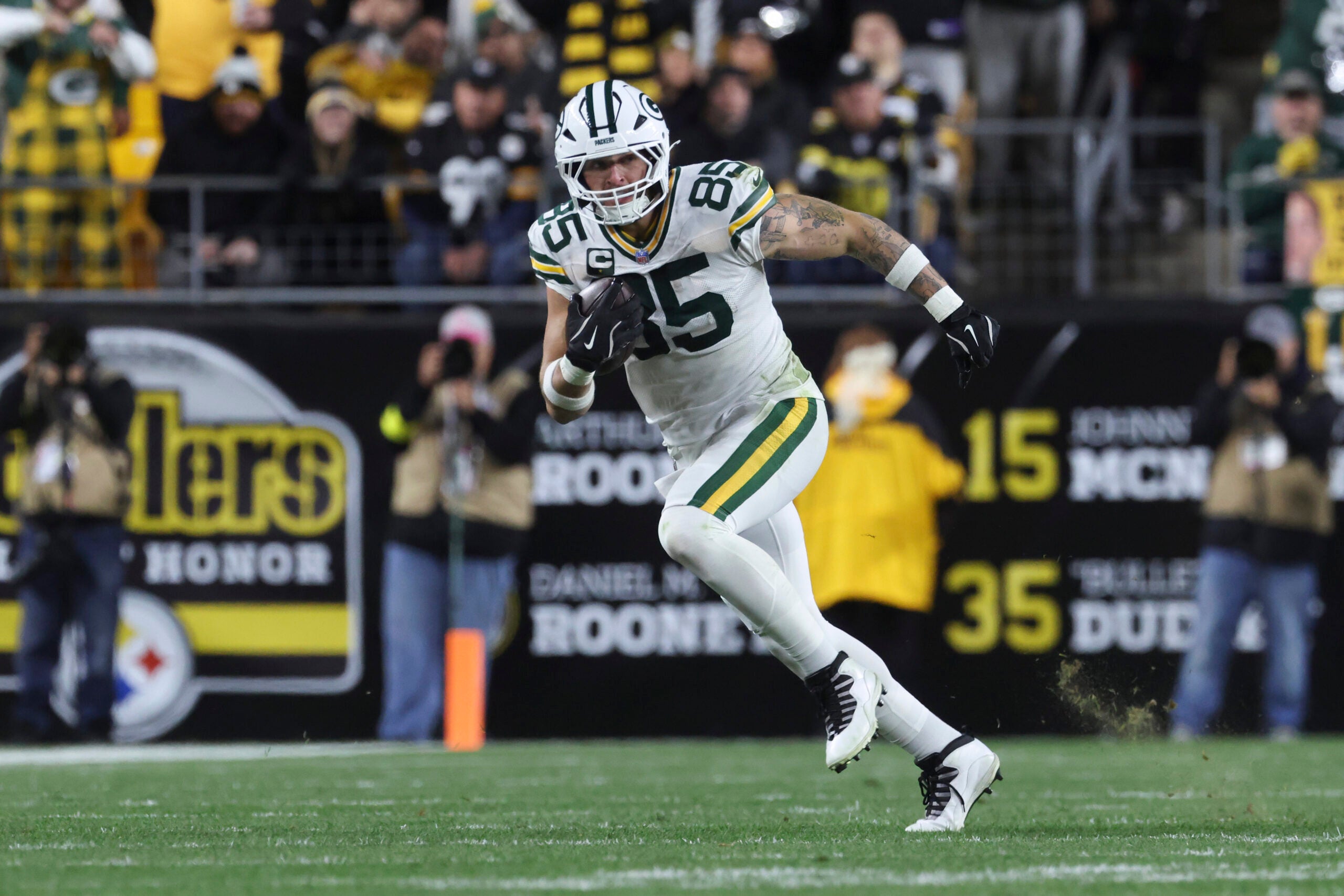 Oct 26, 2025; Pittsburgh, Pennsylvania, USA; Green Bay Packers tight end Tucker Kraft (85) runs the ball against the Pittsburgh Steelers during the third quarter at Acrisure Stadium.