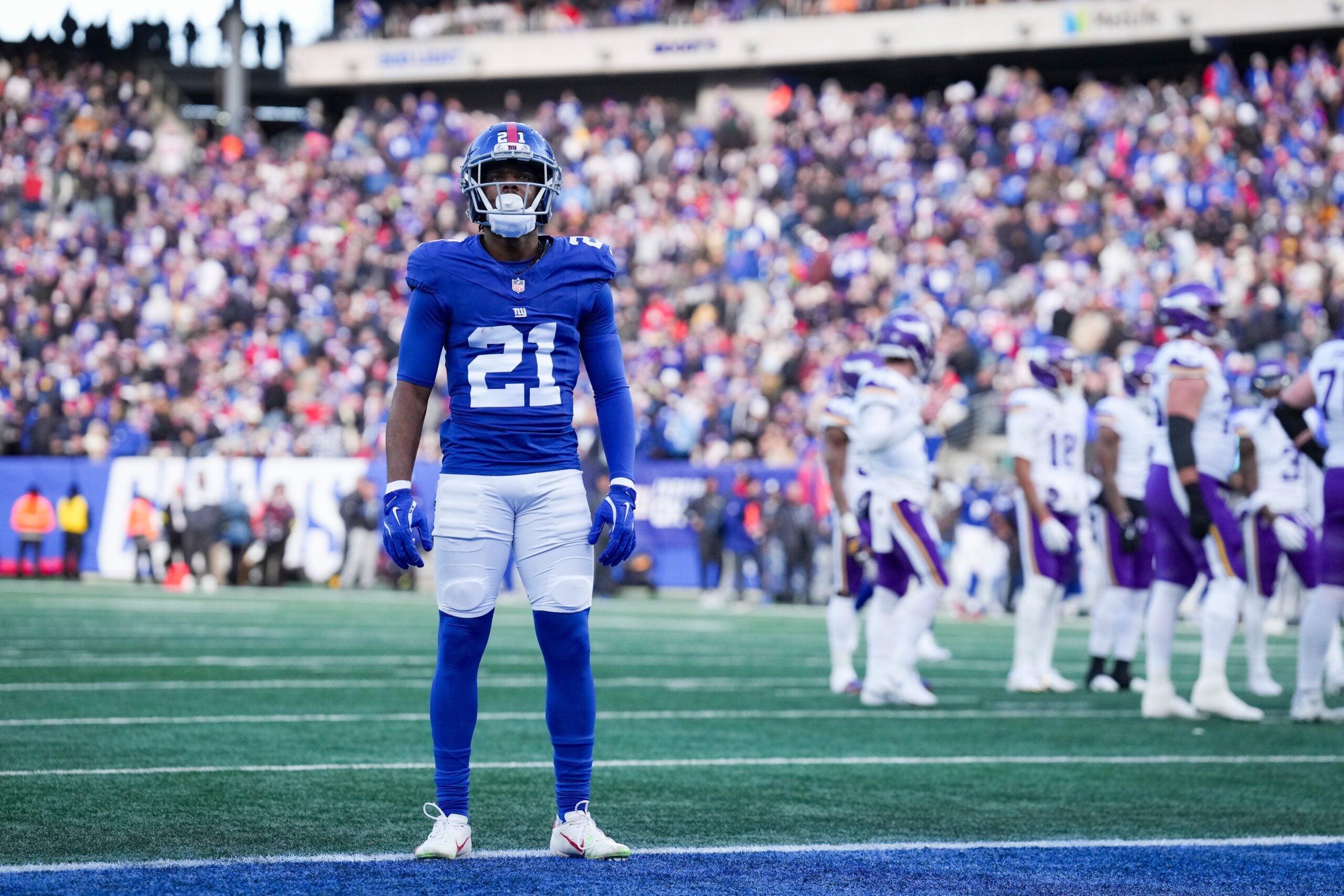 New York Giants cornerback Paulson Adebo (21) looks at the crowd during a game against the Minnesota Vikings at MetLife Stadium, Dec 21, 2025, East Rutherford, NJ, USA