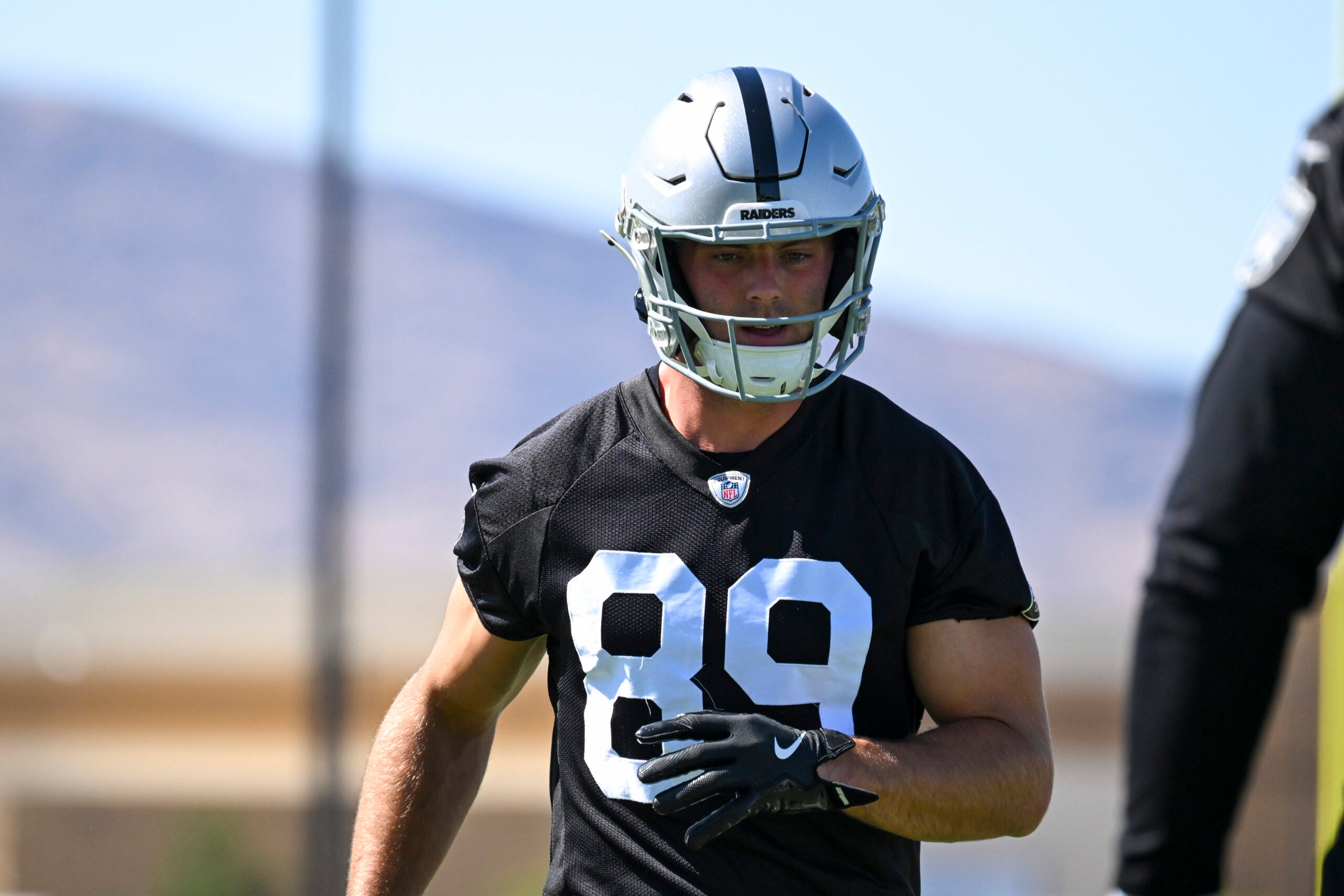 Las Vegas Raiders tight end Brock Bowers Week 1