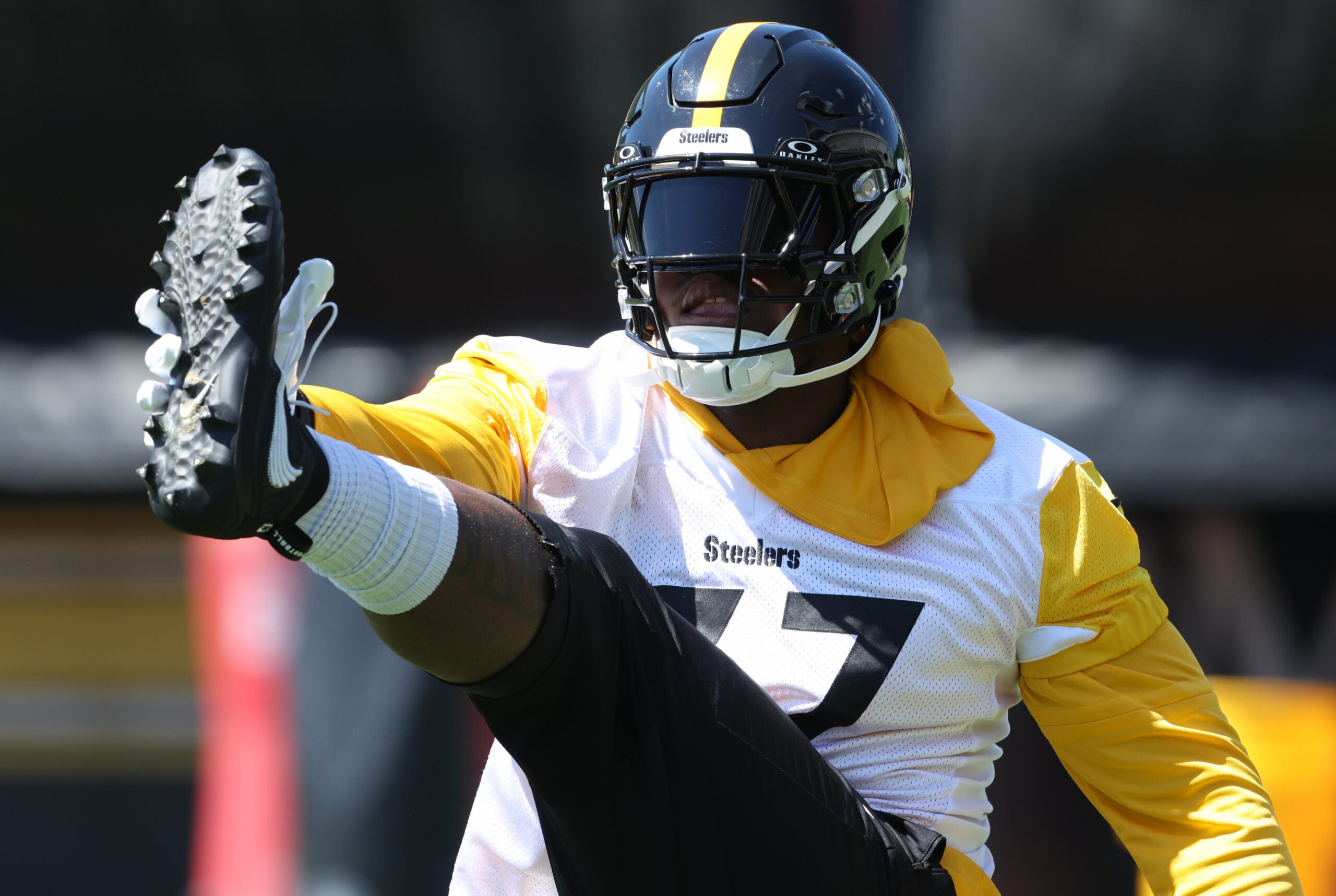 May 28, 2026; Pittsburgh, PA, USA; Pittsburgh Steelers offensive lineman Broderick Jones (77) participates in OTA drills at the UPMC Rooney Sports Complex.