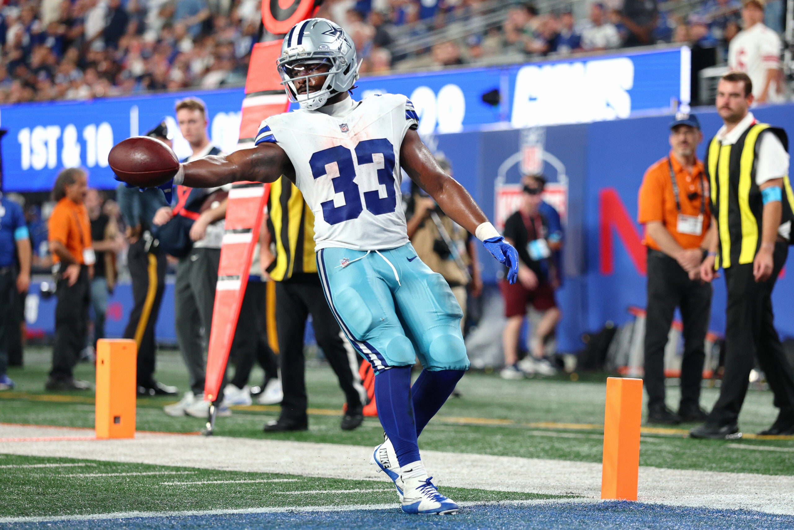 Sep 13, 2026; East Rutherford, New Jersey, USA; Dallas Cowboys running back Javonte Williams (33) carries the ball for a touchdown against the New York Giants during the fourth quarter at MetLife Stadium.