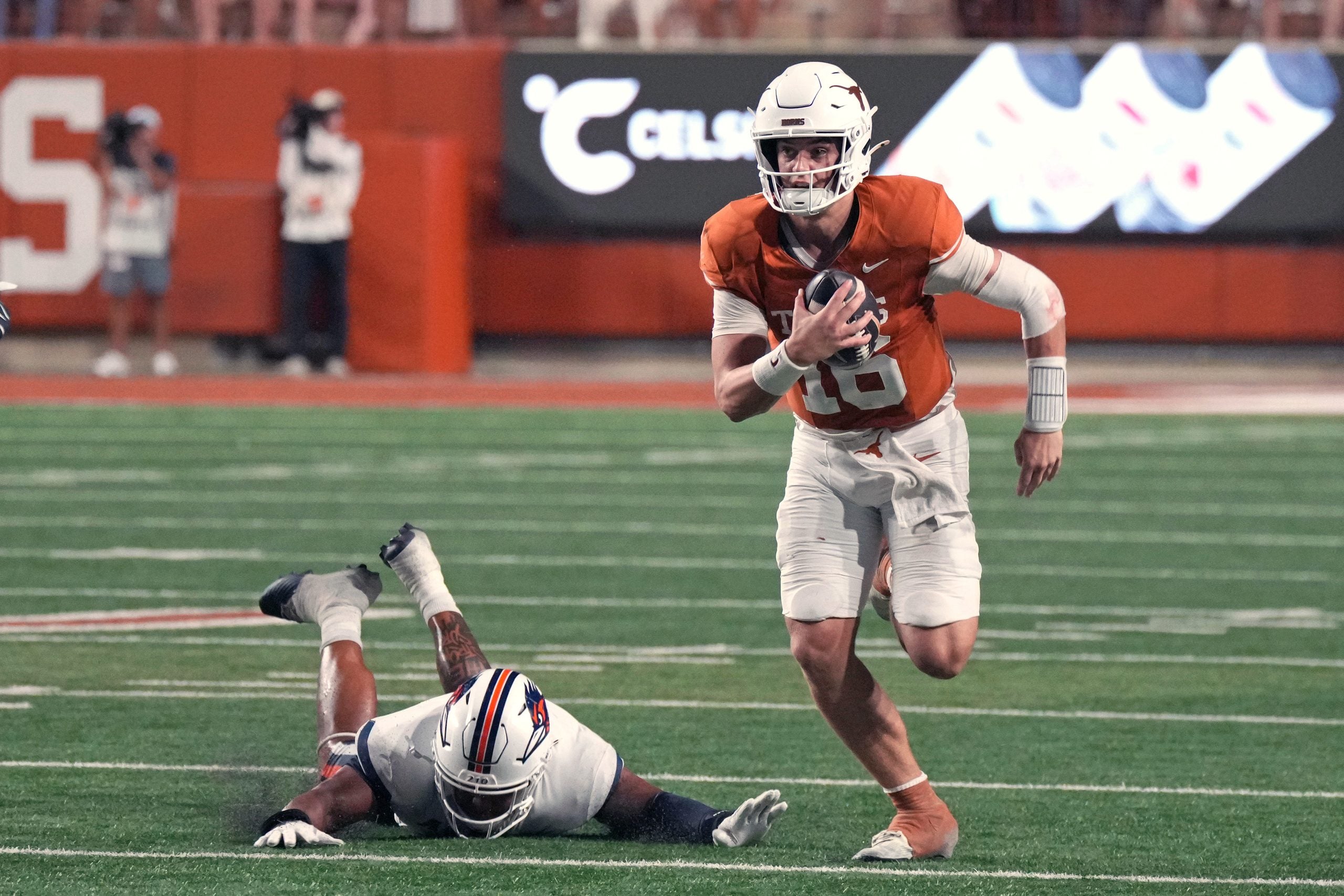 Sep 19, 2026; Austin, Texas, USA; Texas Longhorns quarterback Arch Manning (16) looks to pass the ball while defended by by UTSA Roadrunners defensive lineman Jeremiah Bailey (0) and linebacker Owen Pewee (2) during the second half at Darrell K Royal-Texas Memorial Stadium.