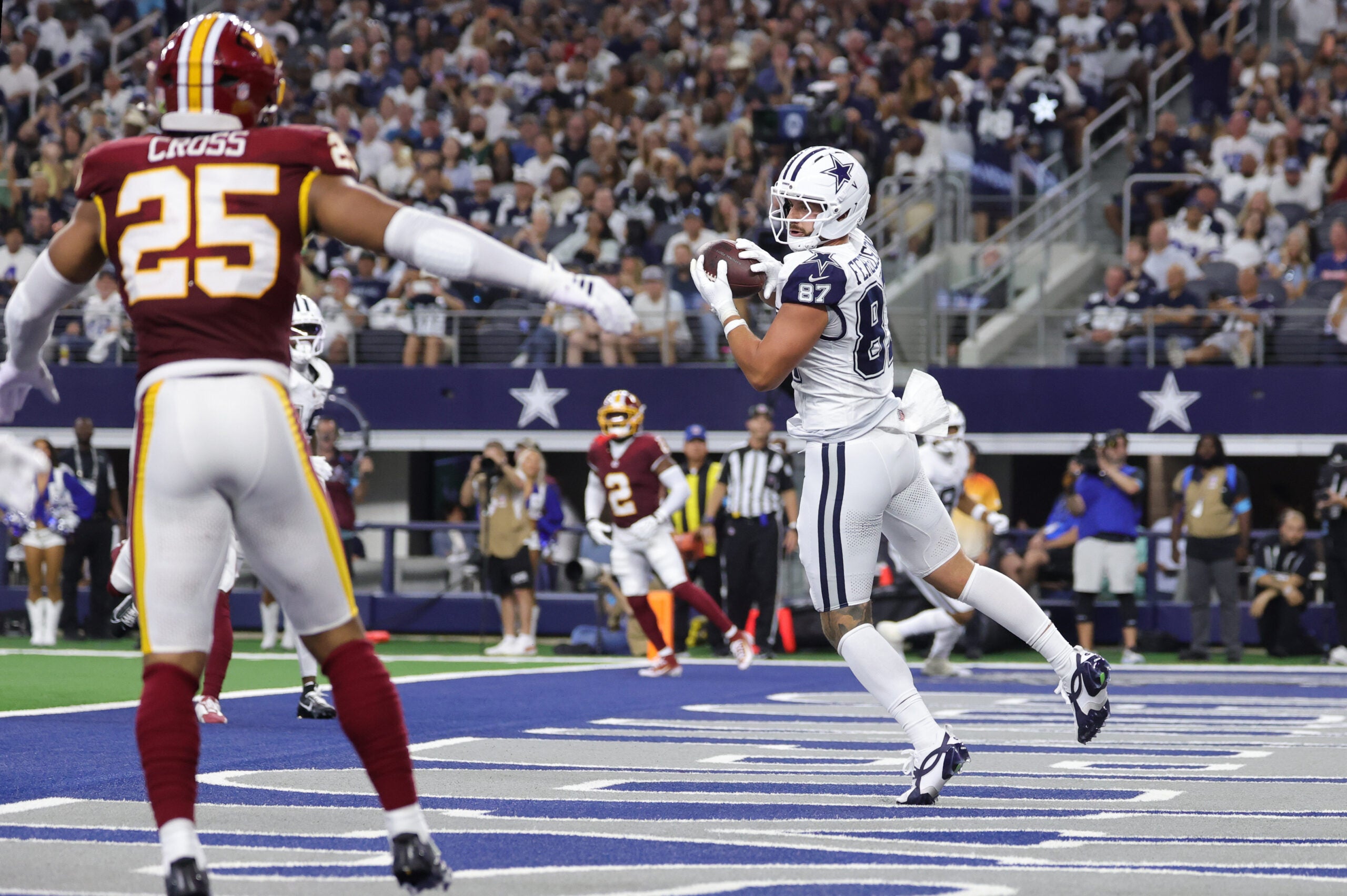 Sep 20, 2026; Arlington, Texas, USA; Dallas Cowboys tight end Jake Ferguson (87) catches a ten-yard touchdown pass thrown by quarterback Dak Prescott (not pictured) against the Washington Commanders during the first half at AT&T Stadium.