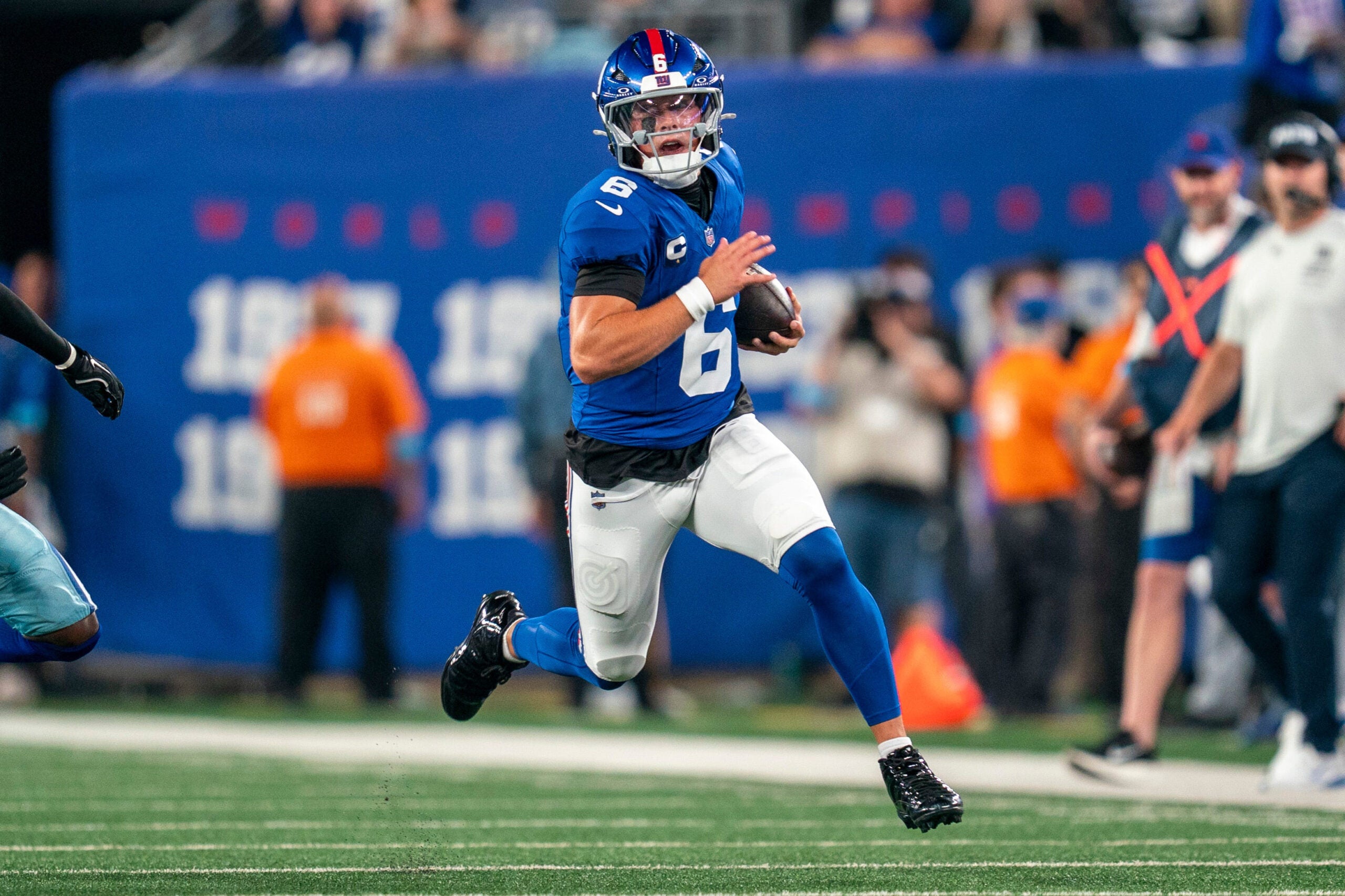 New York Giants quarterback Jaxson Dart (6) scrambles with the ball during a week one opening game between the New York Giants and Dallas Cowboys at Metlife Stadium on Sunday, Sept. 13, 2026, in East Rutherford, NJ.