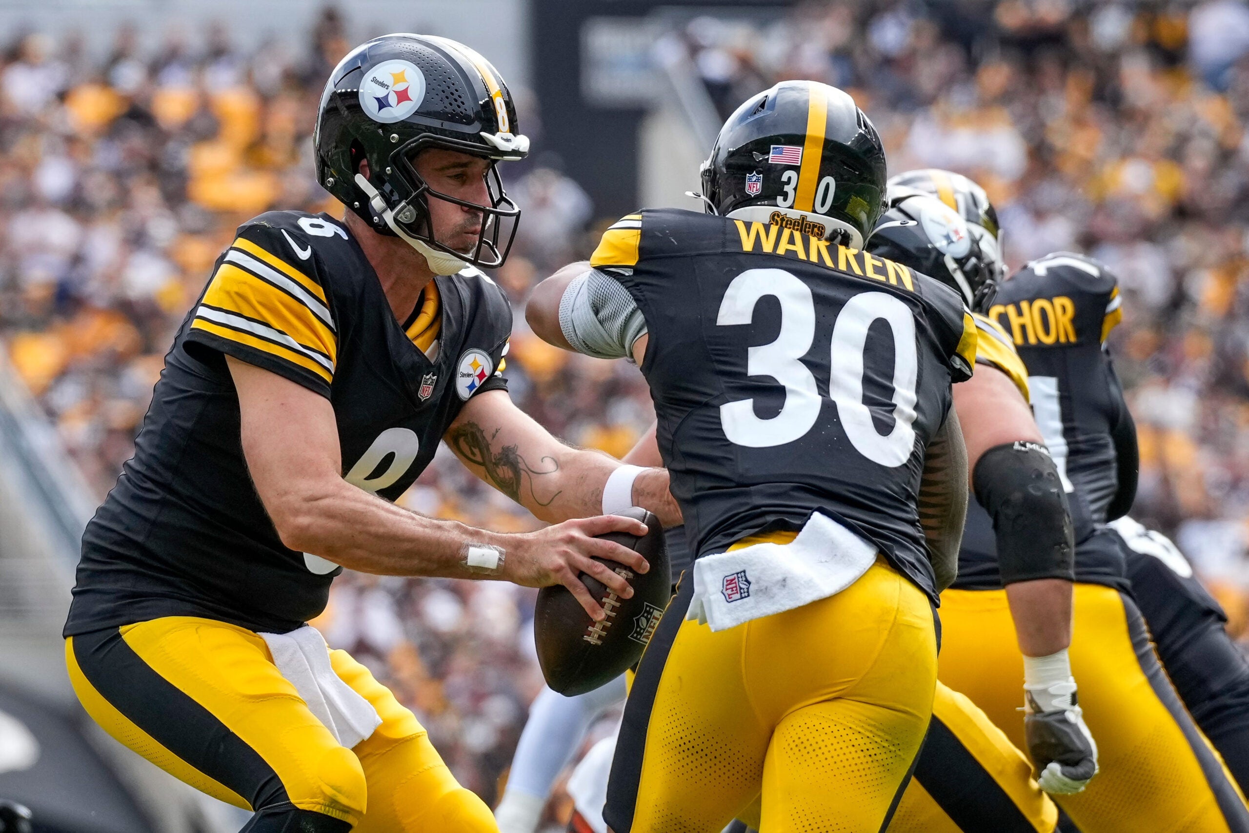 Pittsburgh Steelers quarterback Aaron Rodgers (8) fakes a hand off to running back Jaylen Warren (30) in the second quarter of the NFL Week 3 game between the Pittsburgh Steelers and the Cincinnati Bengals at Acrisure Stadium in Pittsburgh on Sunday, Sept. 27, 2026. The game was tied at 17 at halftime.