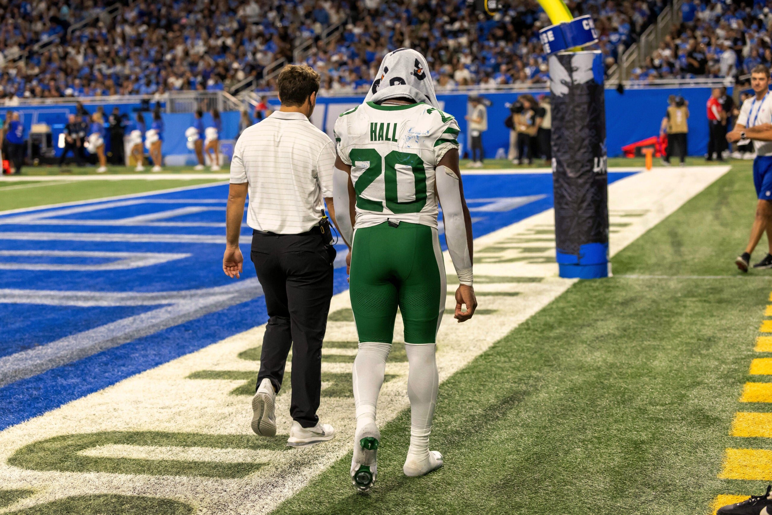 New York Jets running back Breece Hall left their Week 3 contest early with a quad injury.