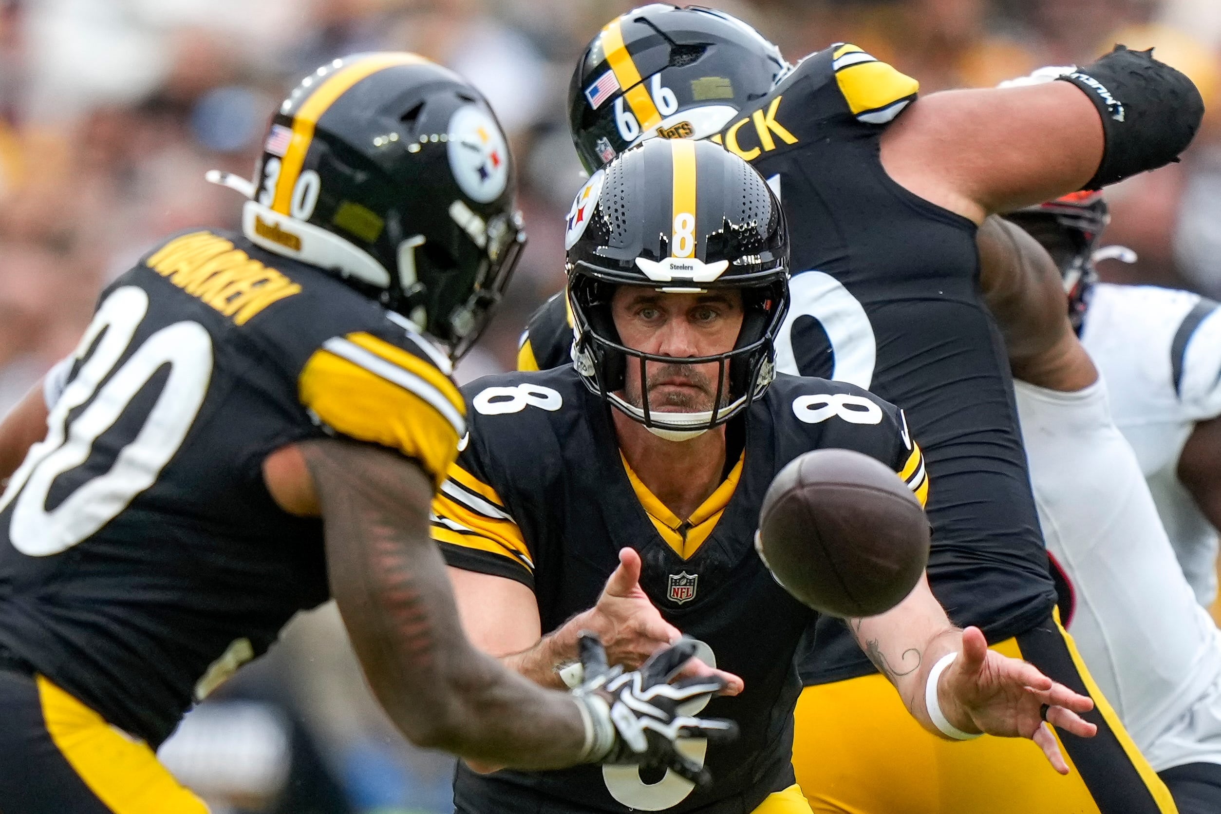Pittsburgh Steelers quarterback Aaron Rodgers (8) pitches to running back Jaylen Warren (30) in the fourth quarter of the NFL Week 3 game between the Pittsburgh Steelers and the Cincinnati Bengals at Acrisure Stadium in Pittsburgh on Sunday, Sept. 27, 2026. The Bengals fell to 2-1 on the season with a 30-27 loss on the road.