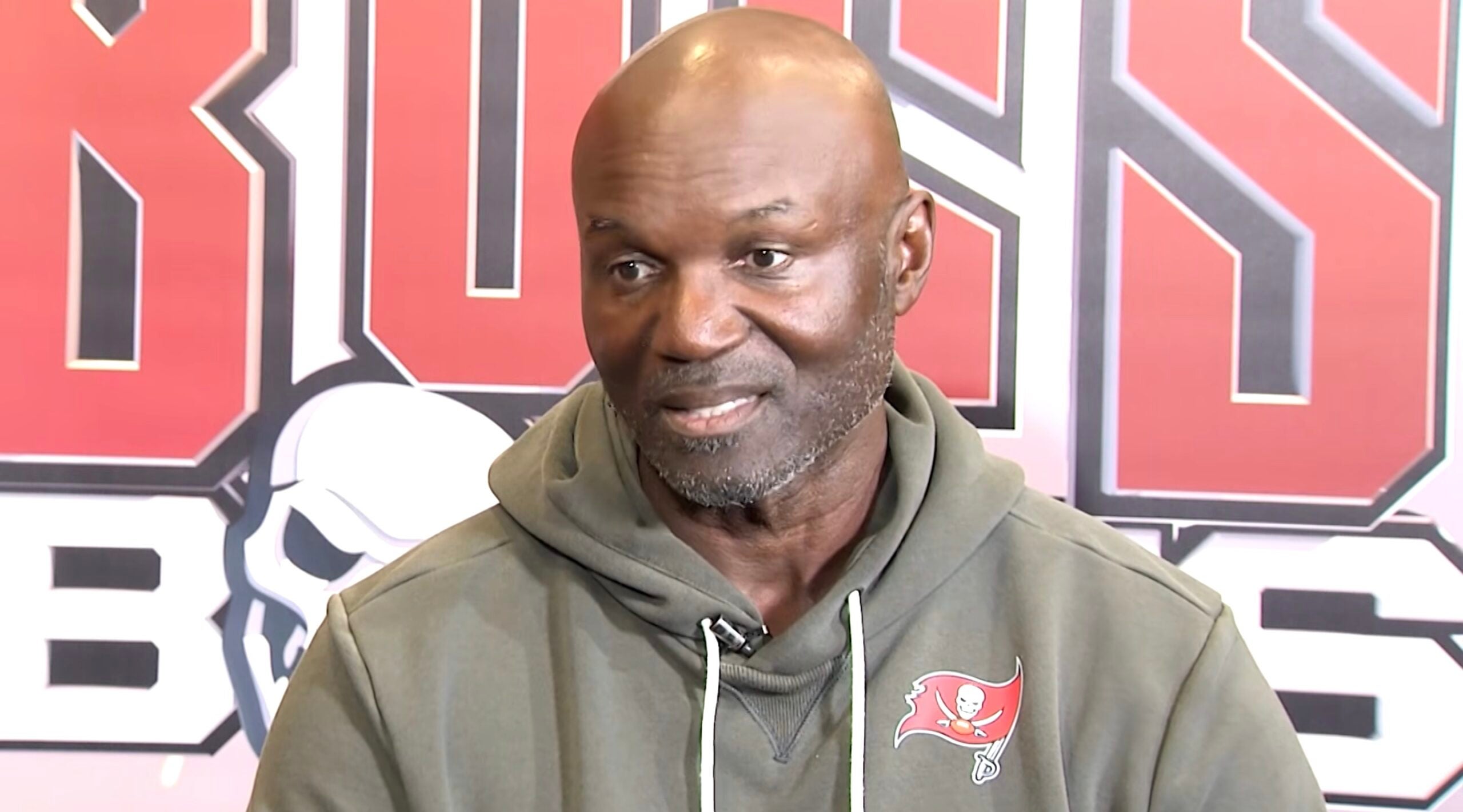 Todd Bowles discusses Rueben Bain Jr.'s Week 1 performance, along with other topics, in an interview with WFLA8's Aileen Hnatiuk.