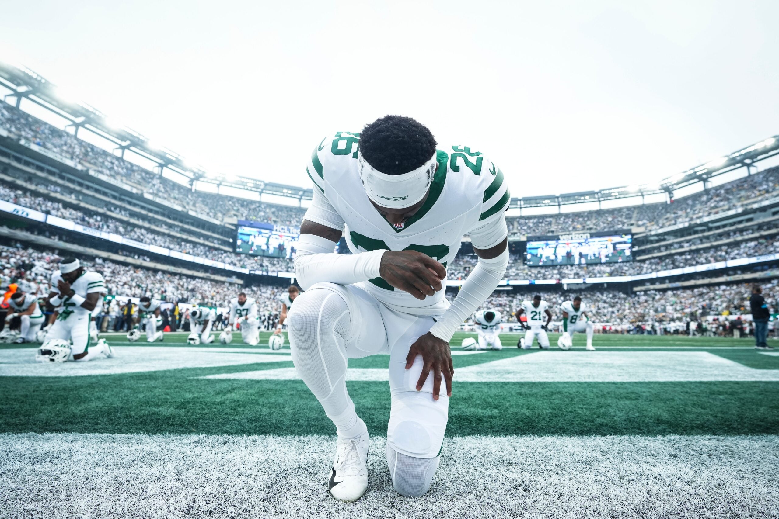 New York Jets cornerback Nahshon Wright (26) kneels in the end zone before a game against the Green Bay Packers at MetLife Stadium, Sep 20, 2026, East Rutherford, NJ, USA.