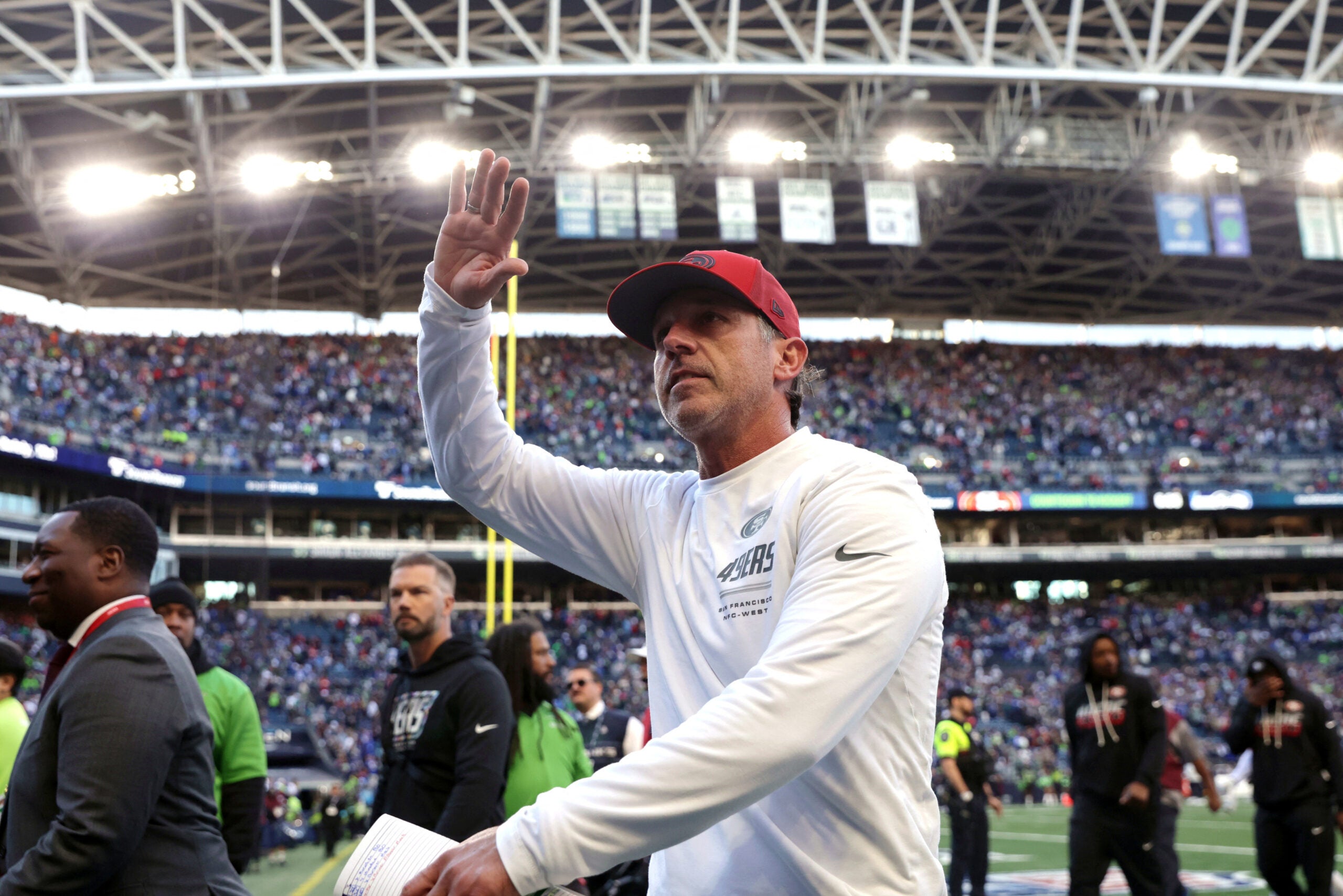 San Francisco 49ers beat division-rival Seattle Seahawks 32-29.