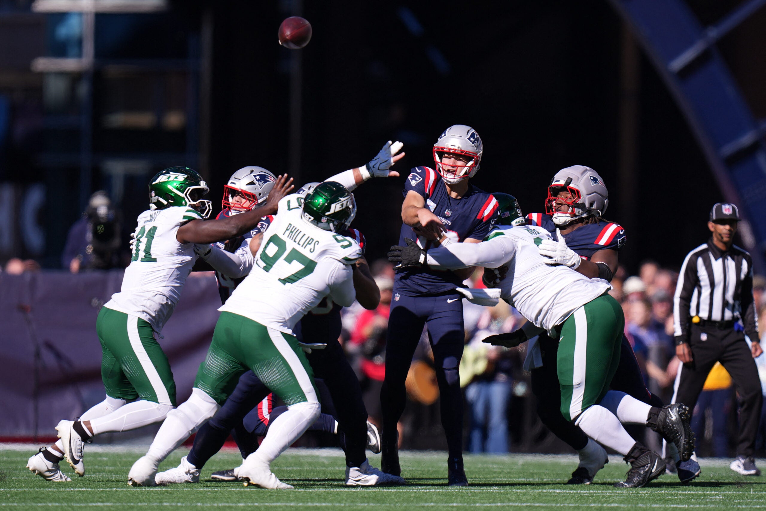 Aaron Glenn answered questions about the Jets complete lack of pass rush against Drake Maye.