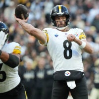 Oct 25, 2026; Paris, FRA; Pittsburgh Steelers quarterback Aaron Rodgers (8) throws a pass for a touchdown during the second quarter against the New Orleans Saints at Stade de France.