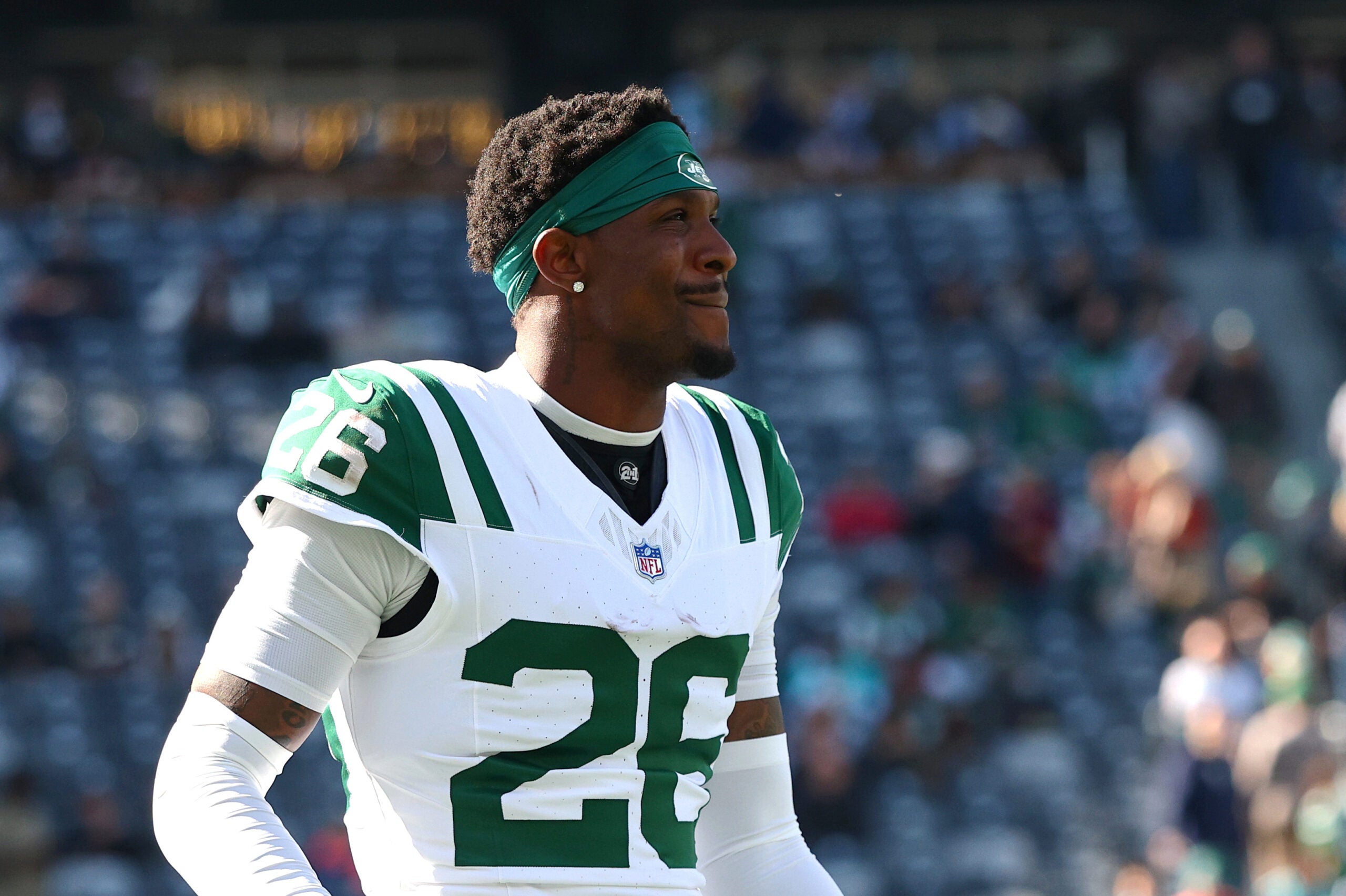 Oct 25, 2026; East Rutherford, New Jersey, USA; New York Jets cornerback Nahshon Wright (26) looks on while warming up before a game against the Miami Dolphins at MetLife Stadium.