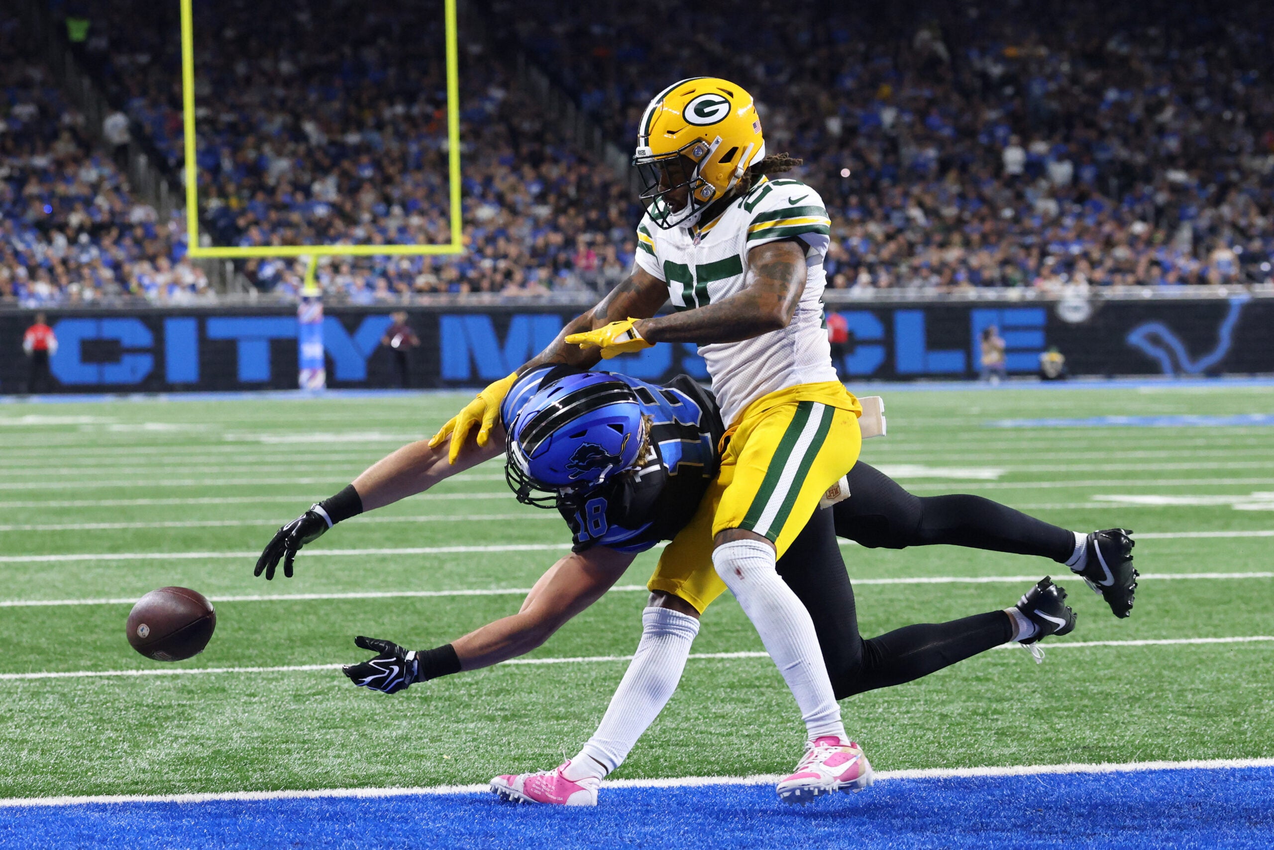 Oct 25, 2026; Detroit, Michigan, USA; Detroit Lions wide receiver Isaac TeSlaa (18) reaches for a pass against Green Bay Packers cornerback Keisean Nixon (25) at Ford Field.